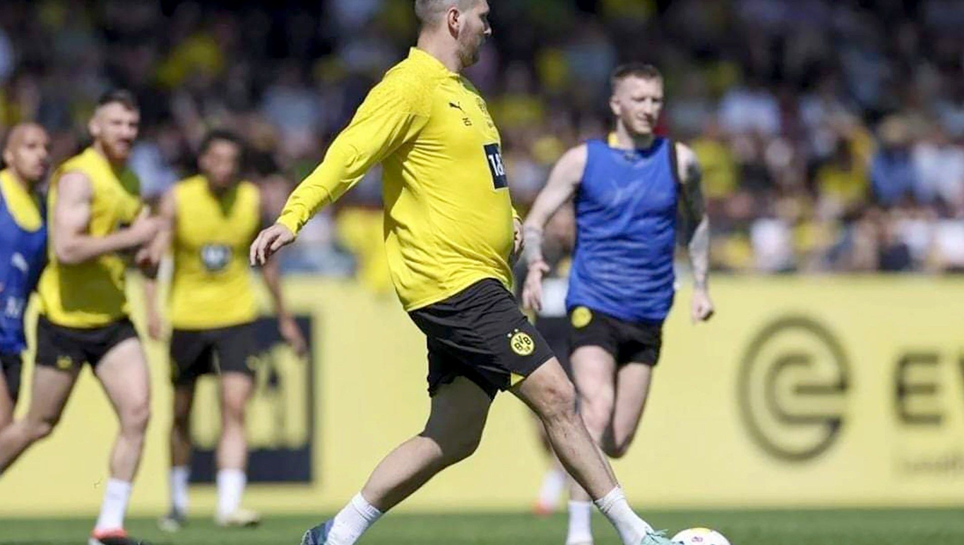 يأكل البيتزا 6 مرات بالأسبوع والكباب 8 مرات.. مدافع دورتموند يصدم المشجعين بوزنه الزائد - موقع الخليج الان