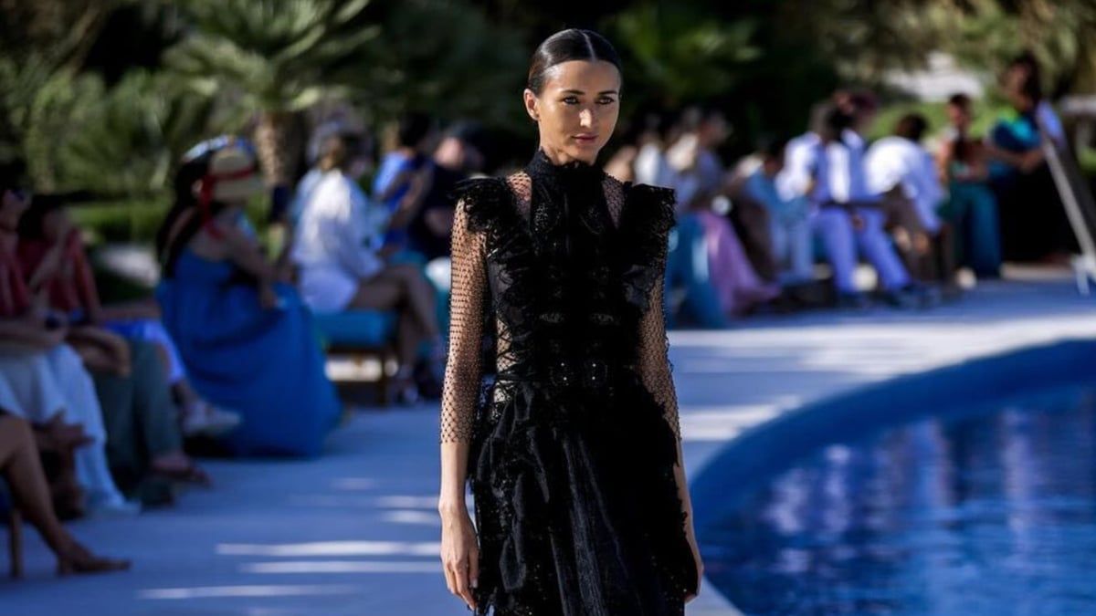 سعوديات يستخدمن النخيل في تصاميمهن خلال أسبوع موضة عالمي (فيديو)