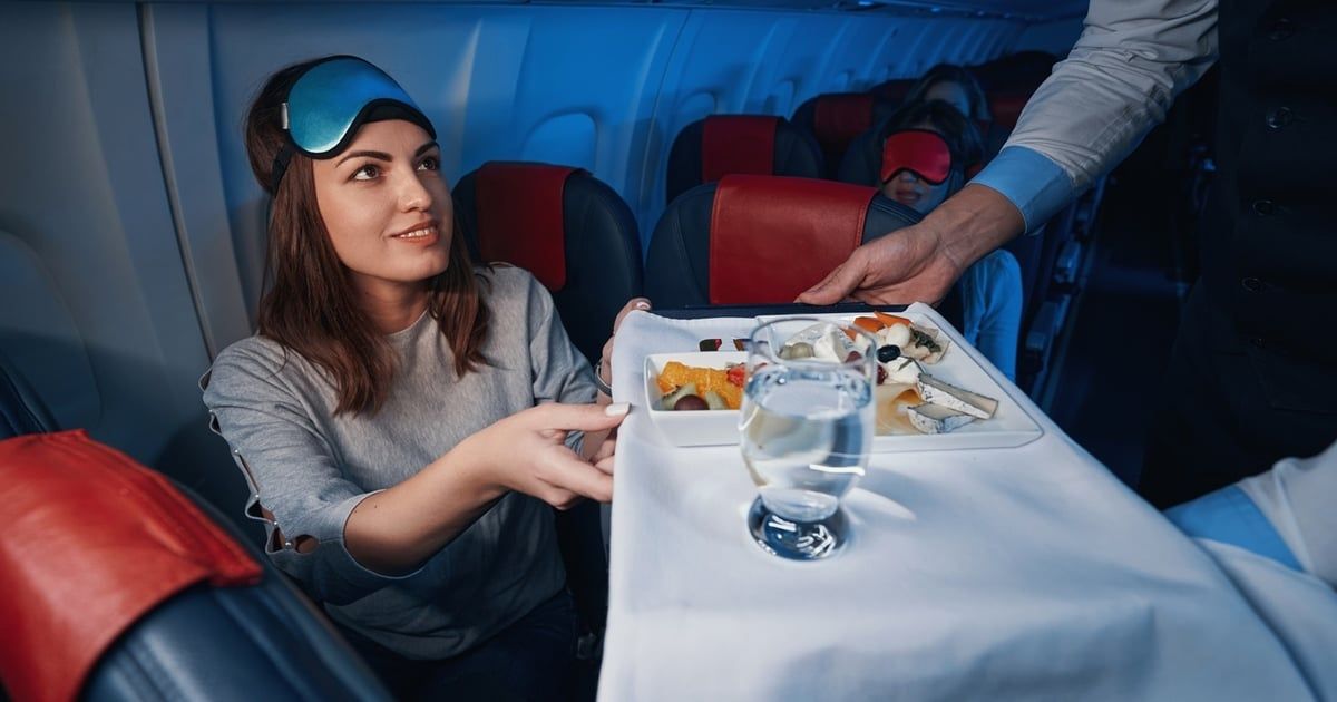 تجنب تناول هذه الأطعمة خلال السفر بالطائرة