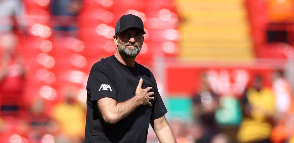 عناق مؤثر بين فان دايك وكلوب بعد مباراة الوداع (فيديو)