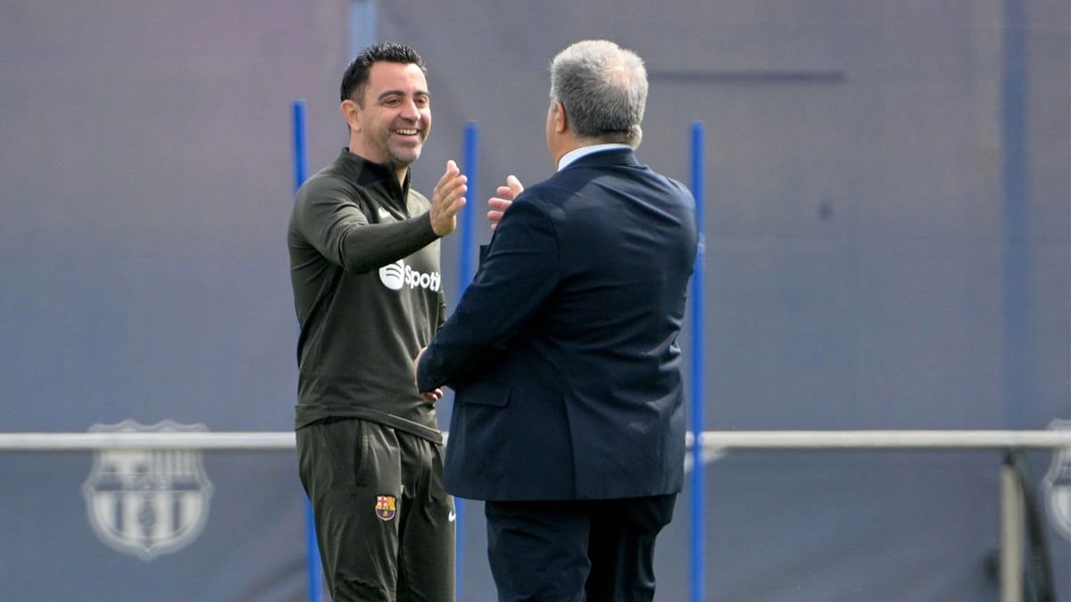 كالمنديل مثل ميسي.. سر تخلص لابورتا من تشافي