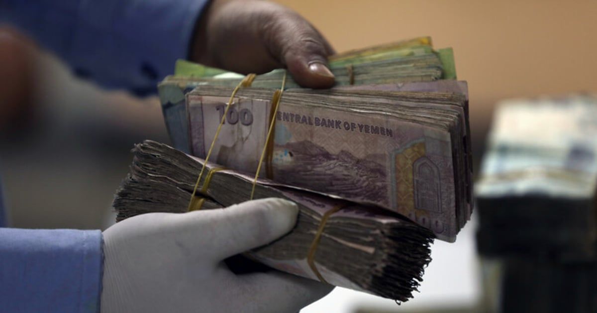 هبوط قياسي للريال اليمني.. واقتصاديون يحملون ميليشيا الحوثي المسؤولية