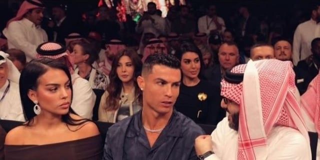 رونالدو يظهر رفقة ياسمين صبري في نزال أوسيك وفيوري (فيديو)