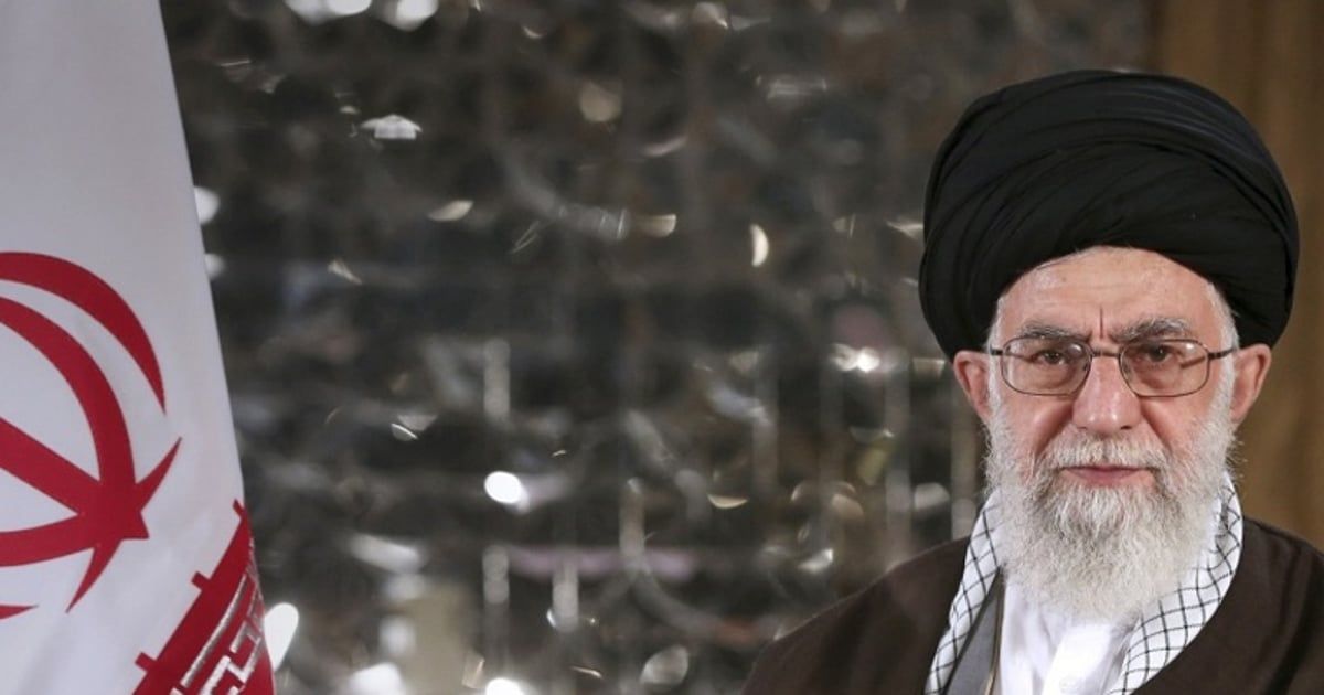 أول تعليق من خامنئي على حادث طائرة "رئيسي"