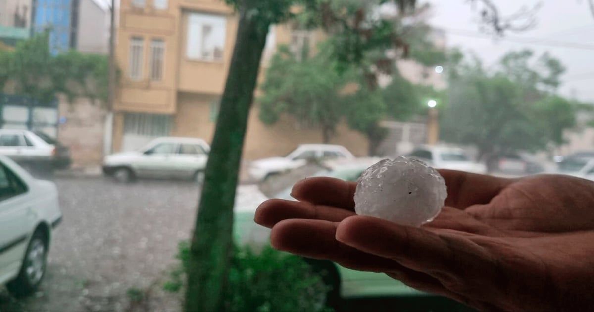تساقط حبات برد "كبيرة" يُلحق ضررًا بمشهد الإيرانية (صور وفيديو)