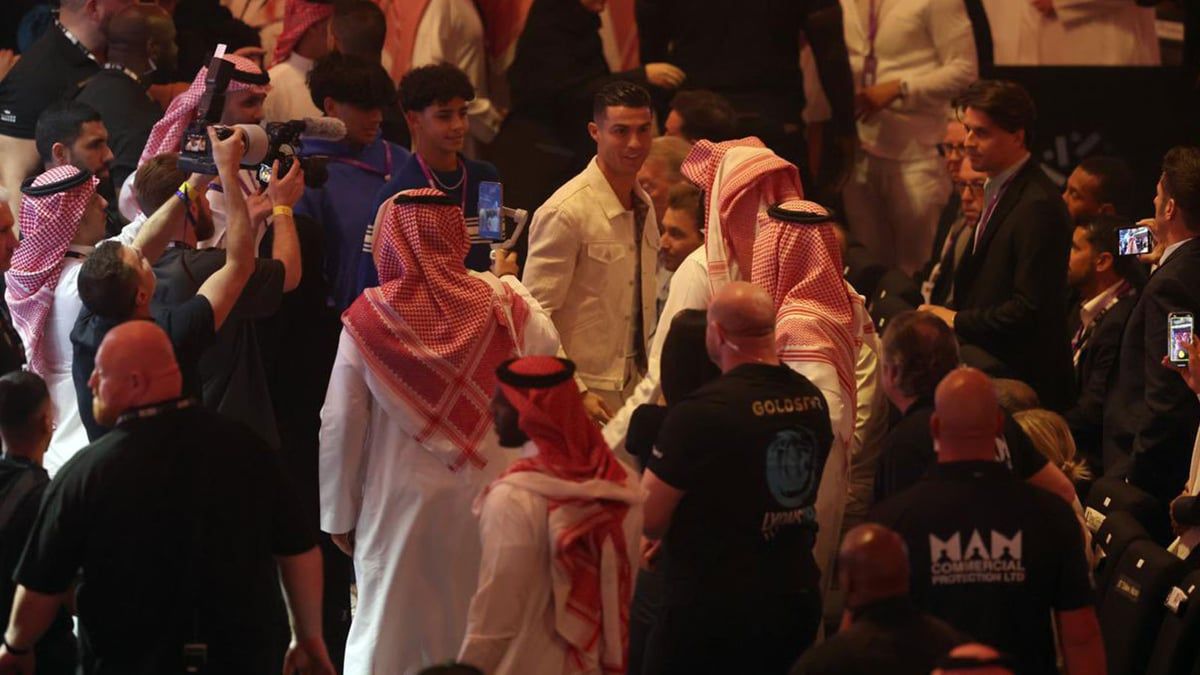 رونالدو يظهر رفقة ياسمين صبري في نزال أوسيك وفيوري (فيديو)