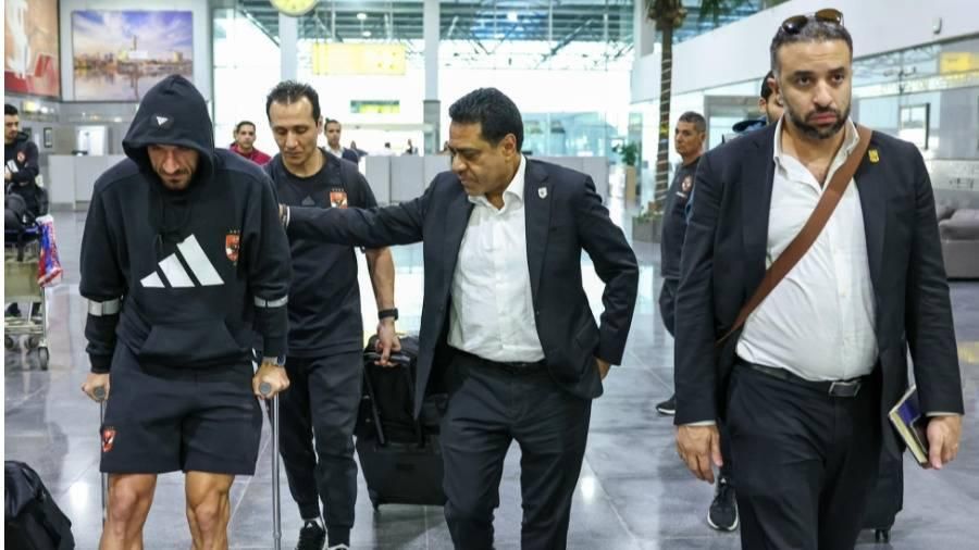 بالصور | صدمة علي معلول تثير قلق جماهير الأهلي.. والخطيب يؤازره