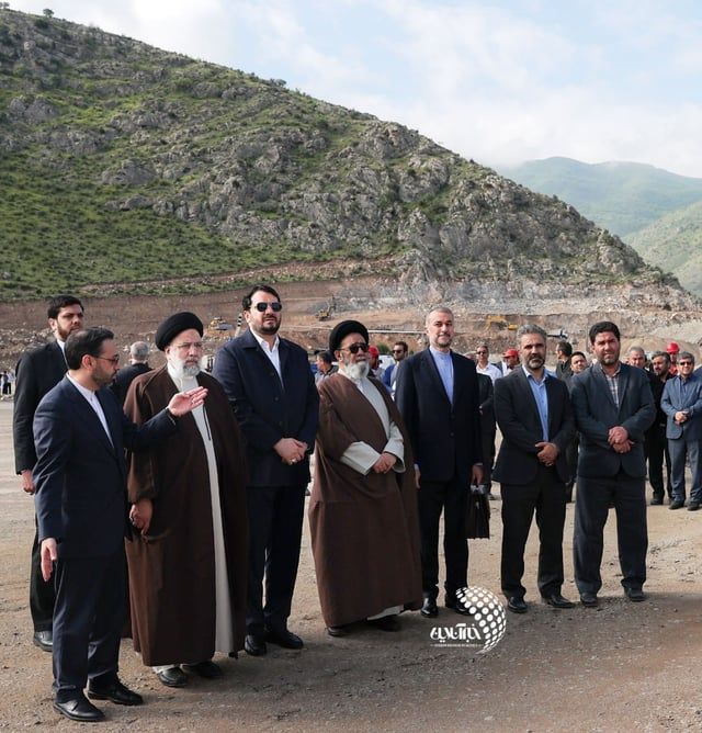 آخر ظهور للرئيس الإيراني على متن الهليكوبتر قبل سقوطها (فيديو)