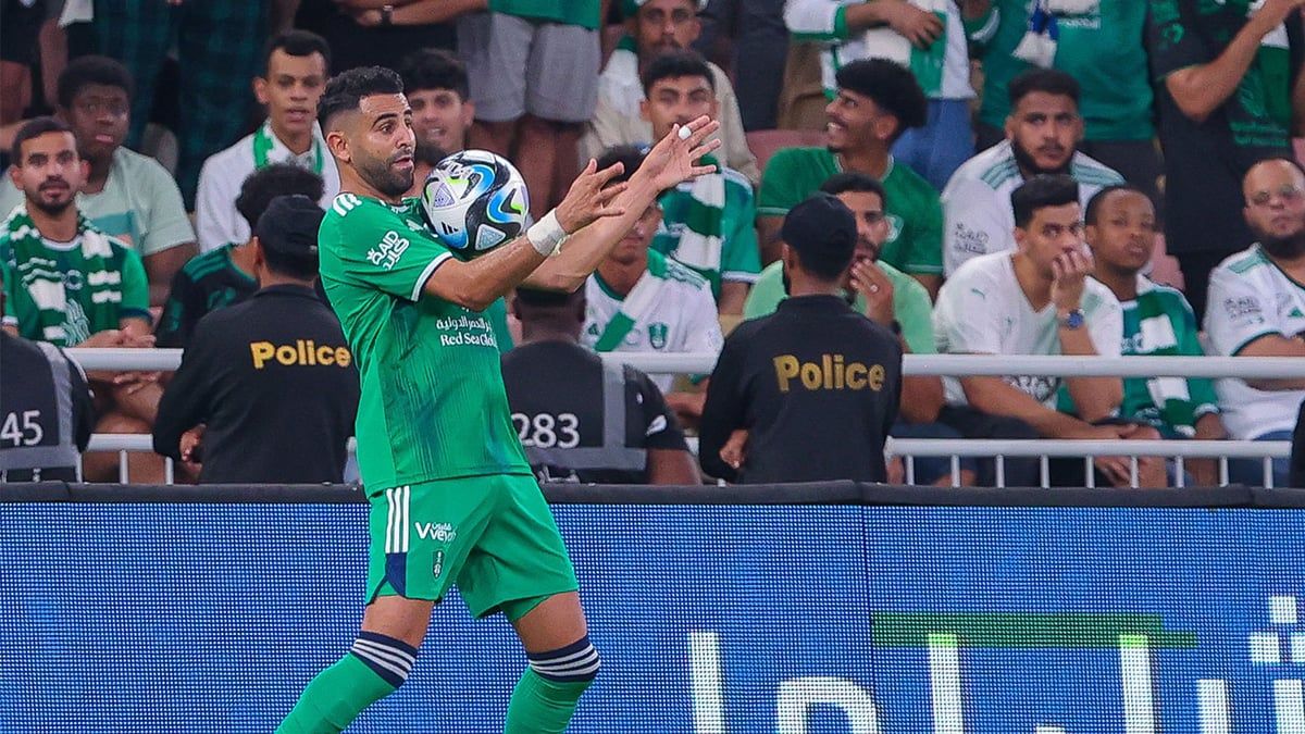 رد حاسم من رياض محرز عن أزمته مع مدرب الأهلي السعودي (فيديو)