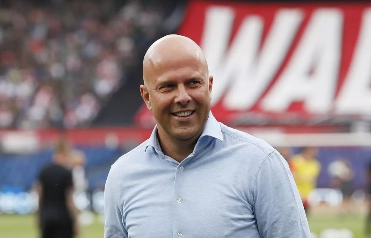 جمهور فينورد يودّع سلوت بعد تأكد رحيله إلى ليفربول (فيديو)