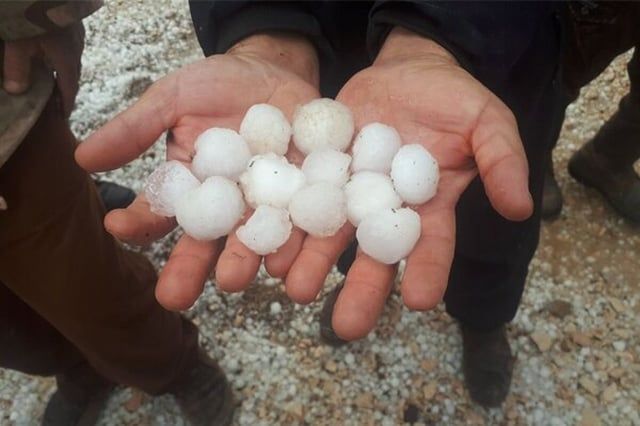 تساقط حبات برد "كبيرة" يُلحق ضررًا بمشهد الإيرانية (صور وفيديو)