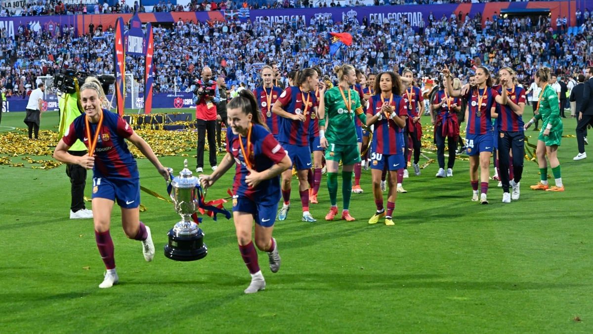 موقف غريب يفاجئ لاعبات برشلونة (فيديو)