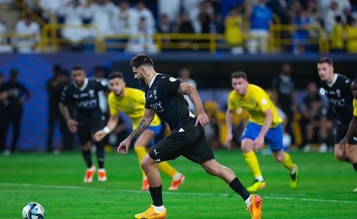 ضربة جزاء الهلال ضد النصر تدفع خبيرا تحكيميا لتقديم رسالة اعتذار (فيديو)