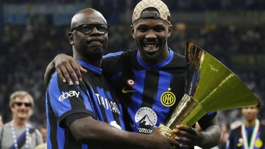 الأسطورة تورام يشارك ابنه فرحة لقب «الكالتشيو»