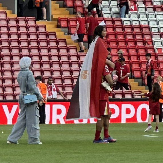 بعلم مصر.. صلاح وابنته يلعبان في أنفيلد (صور وفيديو)