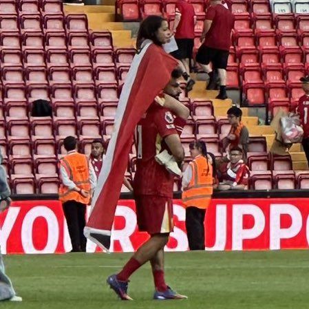 بعلم مصر.. صلاح وابنته يلعبان في أنفيلد (صور وفيديو)