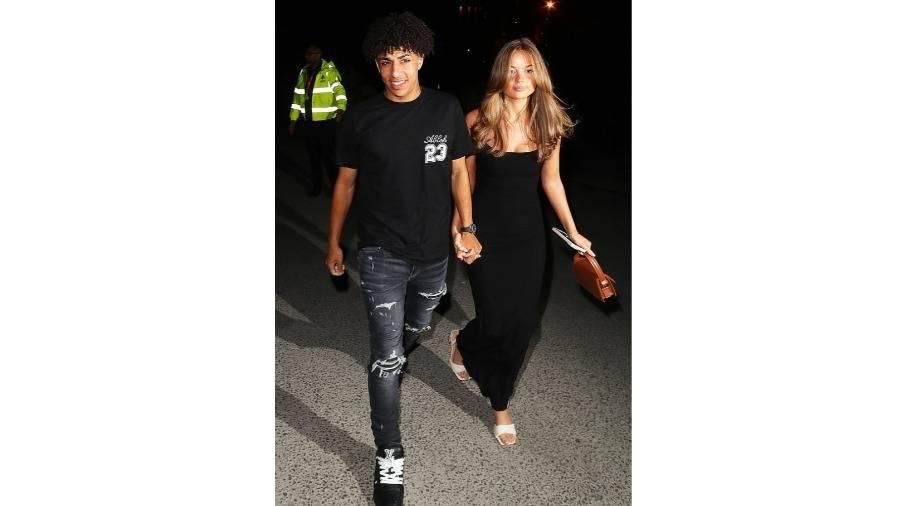 زوجات لاعبي مانشستر سيتي يخطفن الأضواء في احتفالية اللقب