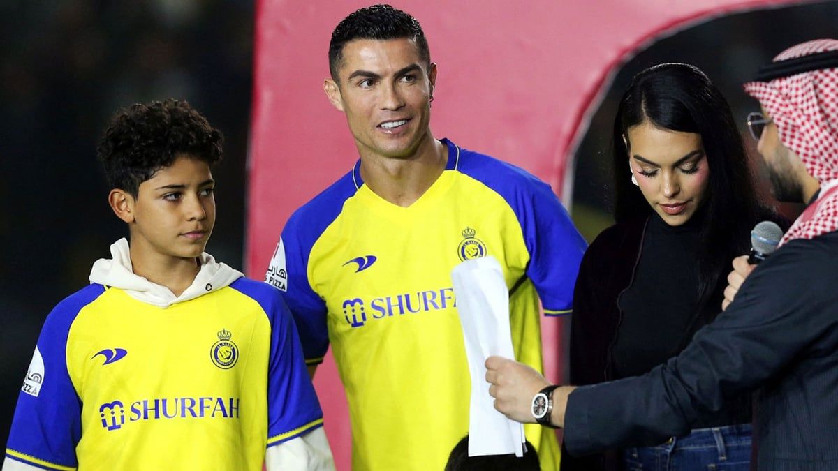 خلال نزال فيوري وأسيك.. رونالدو يذكّر نجله بموعد النوم (فيديو)