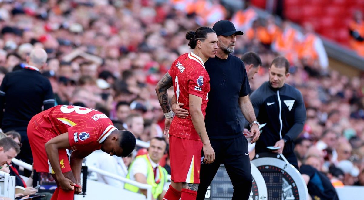 تصرف غريب من مهاجم ليفربول خلال الممر الشرفي ليورغن كلوب (فيديو)