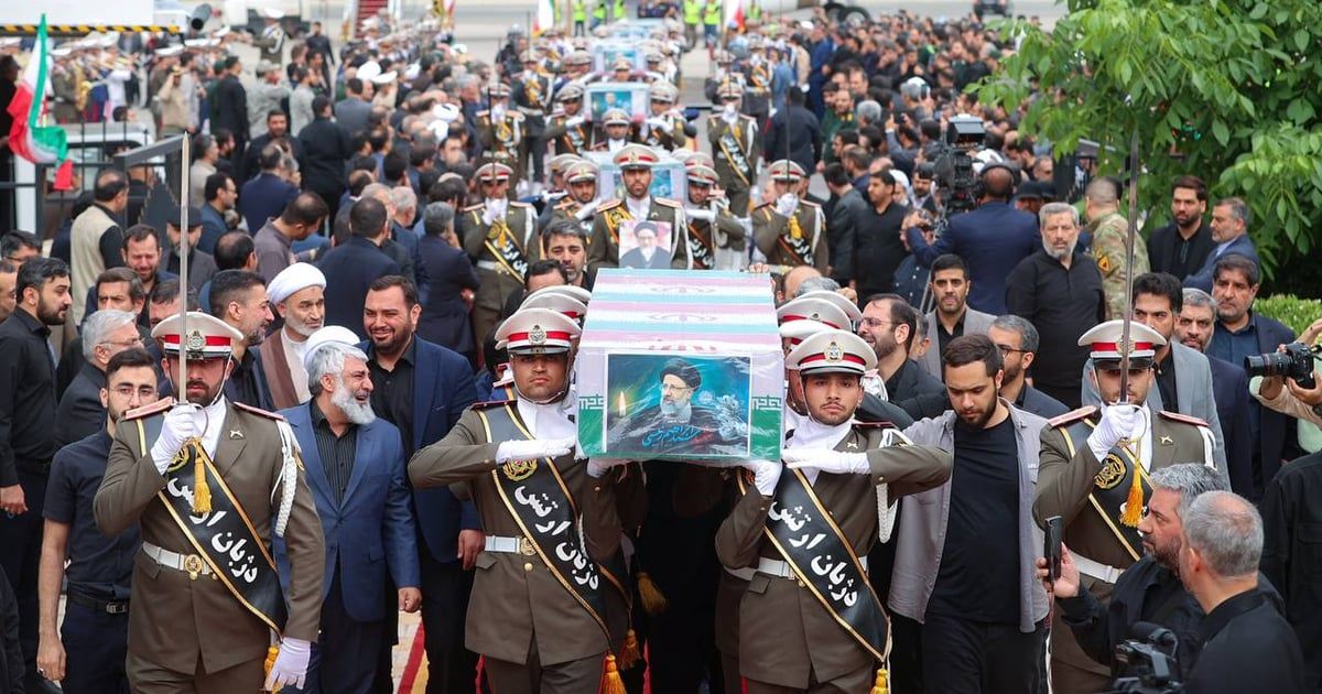 ترقب ودموع.. صور جديدة لاستقبال جثمان "رئيسي" في مطار مهر آباد