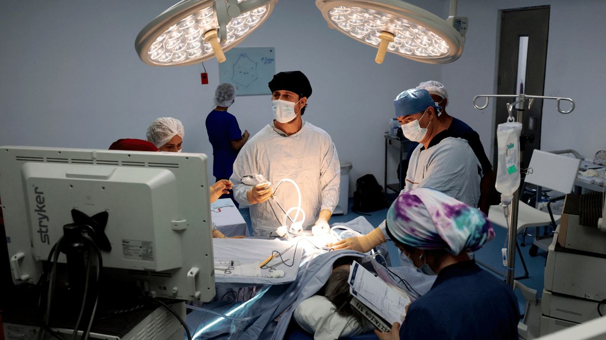 إخراج "مسامير وأسلاك معدنية" من بطن مريض في الجزائر