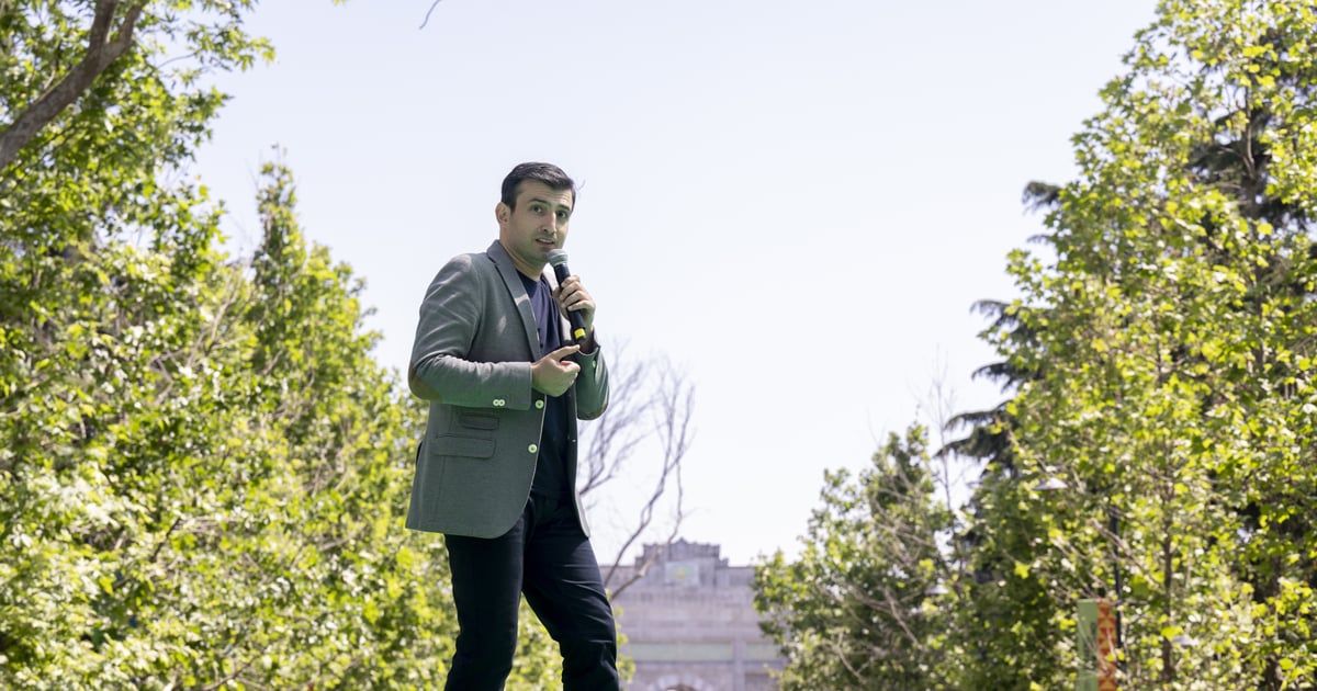 بعد عثورها على طائرة رئيسي.. سلجوق بيرقدار يشيد بـ"أقينجي"