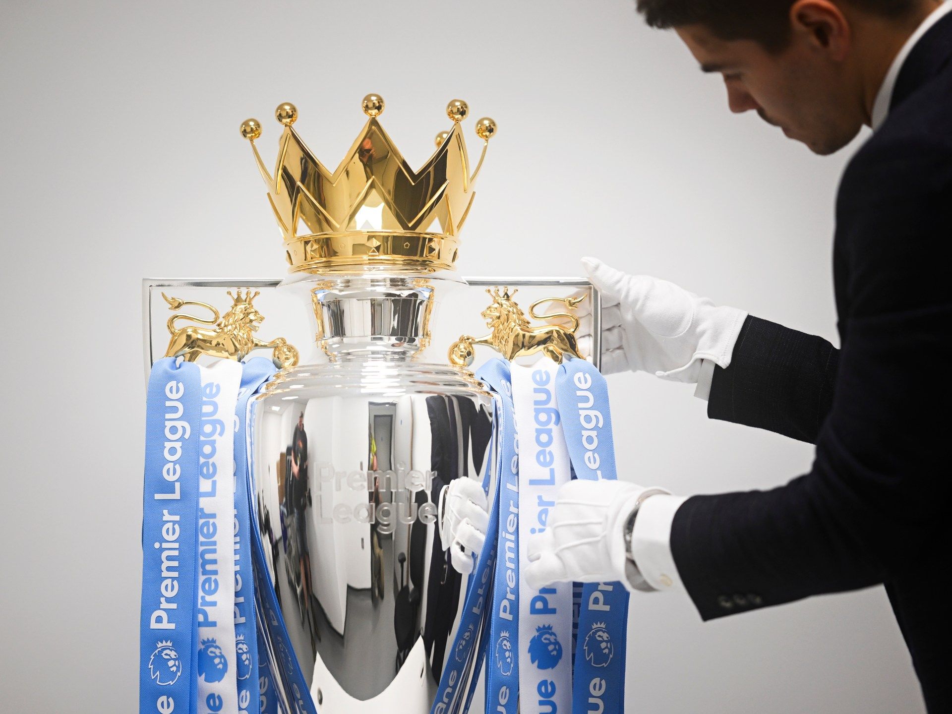 غاب عنها هالاند وصلاح.. تشكيلة الموسم في البريميرليغ وفق الإحصائيات - موقع الخليج الان