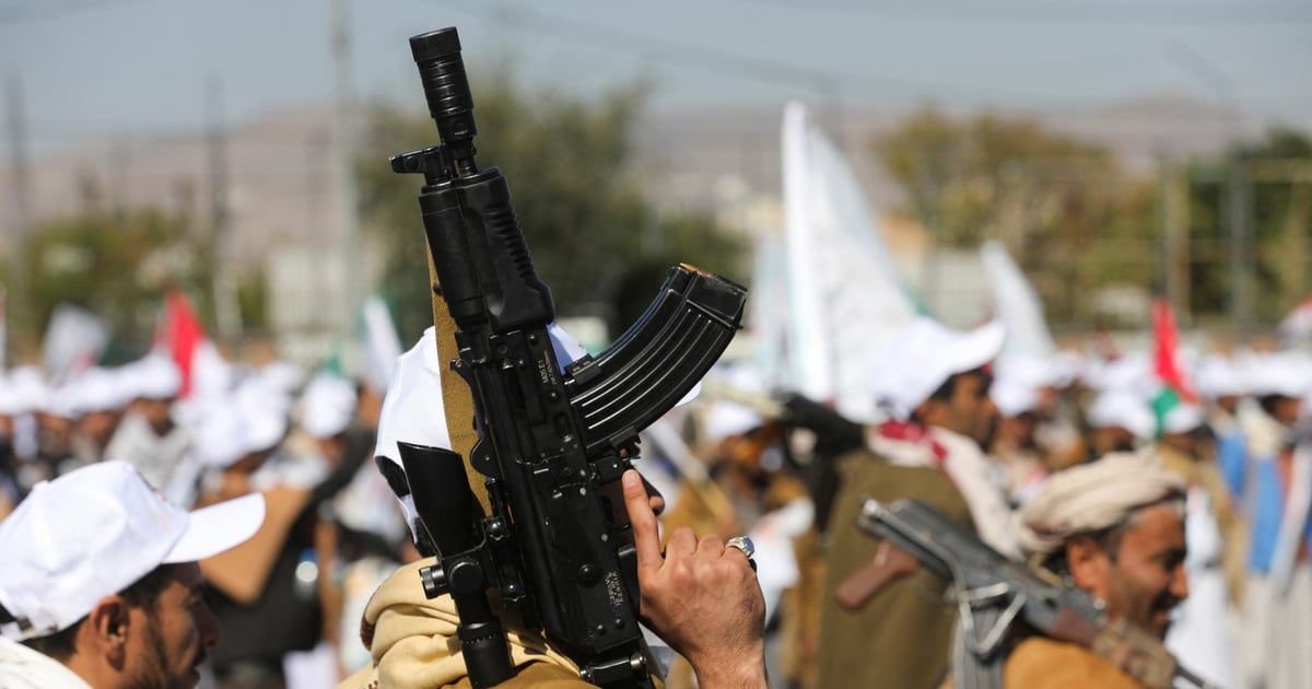 بالسجن أو الضرائب.. الحوثيون يضغطون على تجار اليمن لبيع وكالاتهم