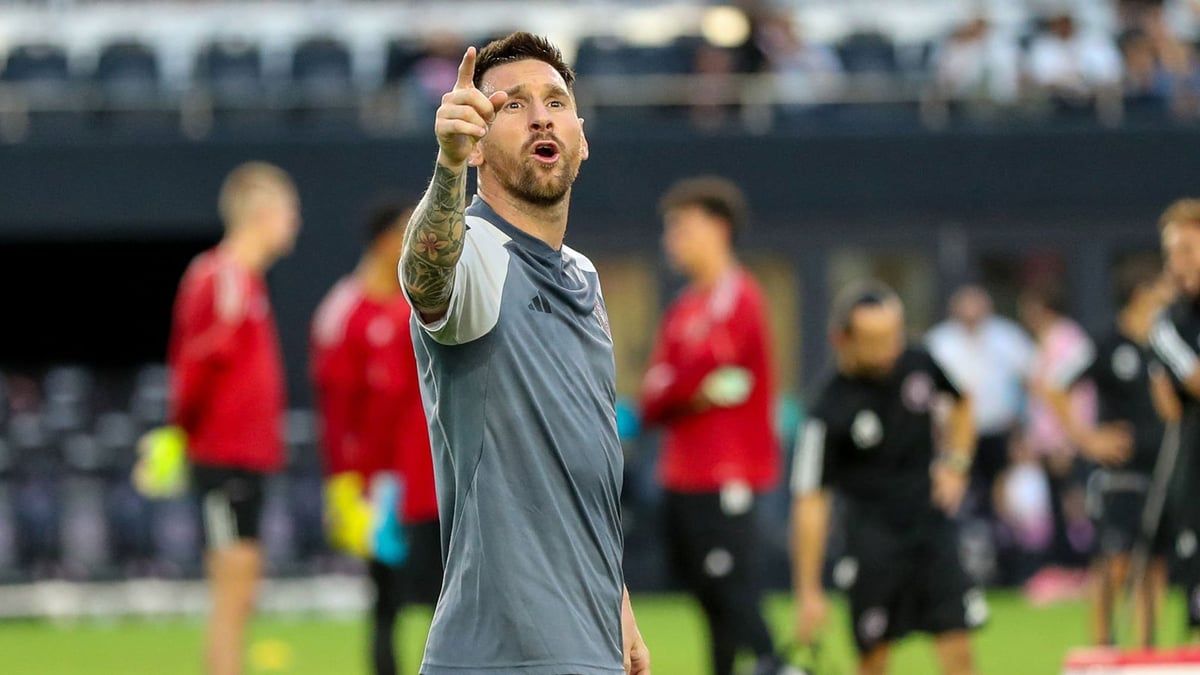 بوجود الكرة الذهبية.. ميسي يبهر جمهور إنتر ميامي في مران مفتوح (فيديو وصور)