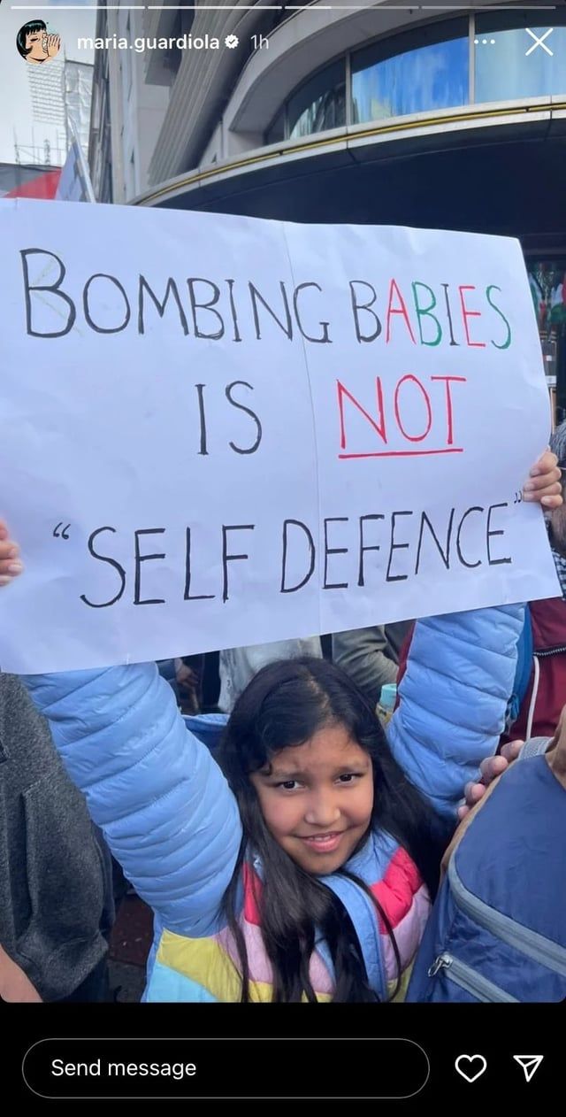 ظهرت بالكوفية...ابنة غوارديولا تخطف الأضواء بمناصرتها لفلسطين (صور)