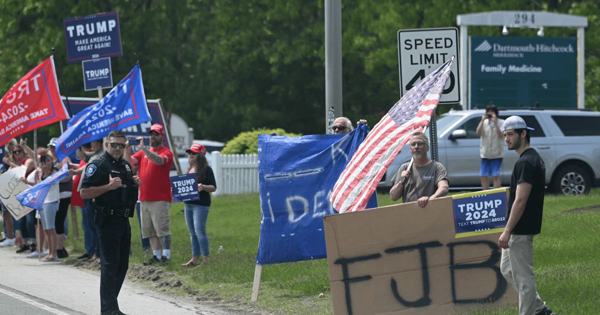 الأمريكيون يدفعون أموالا لـ"حجز مكان".. طوابير لمتابعة محاكمة ترامب