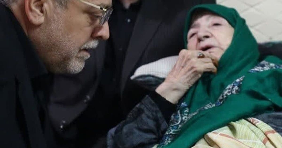 ظهور نادر.. والدة "رئيسي" تتقبل التعازي في بيتها (فيديو)