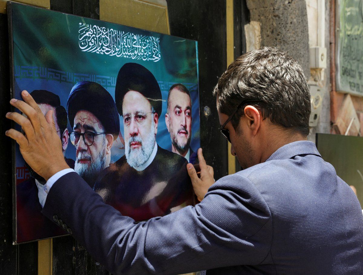 حشود إيرانية تترقب إقامة صلاة الجنازة على جثمان رئيسي ومرافقيه (فيديو)