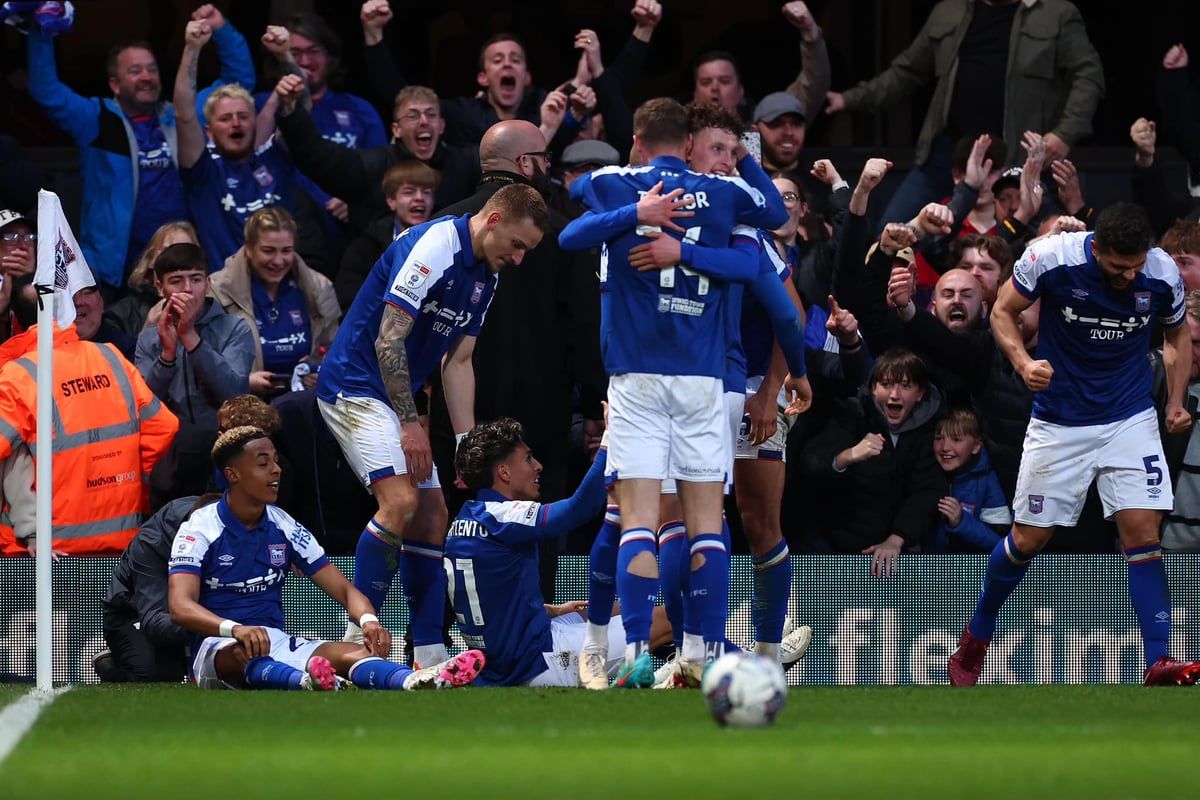 نجم عربي يفوز بجائزة أفضل لاعب في دوري الدرجة الأولى الإنجليزي