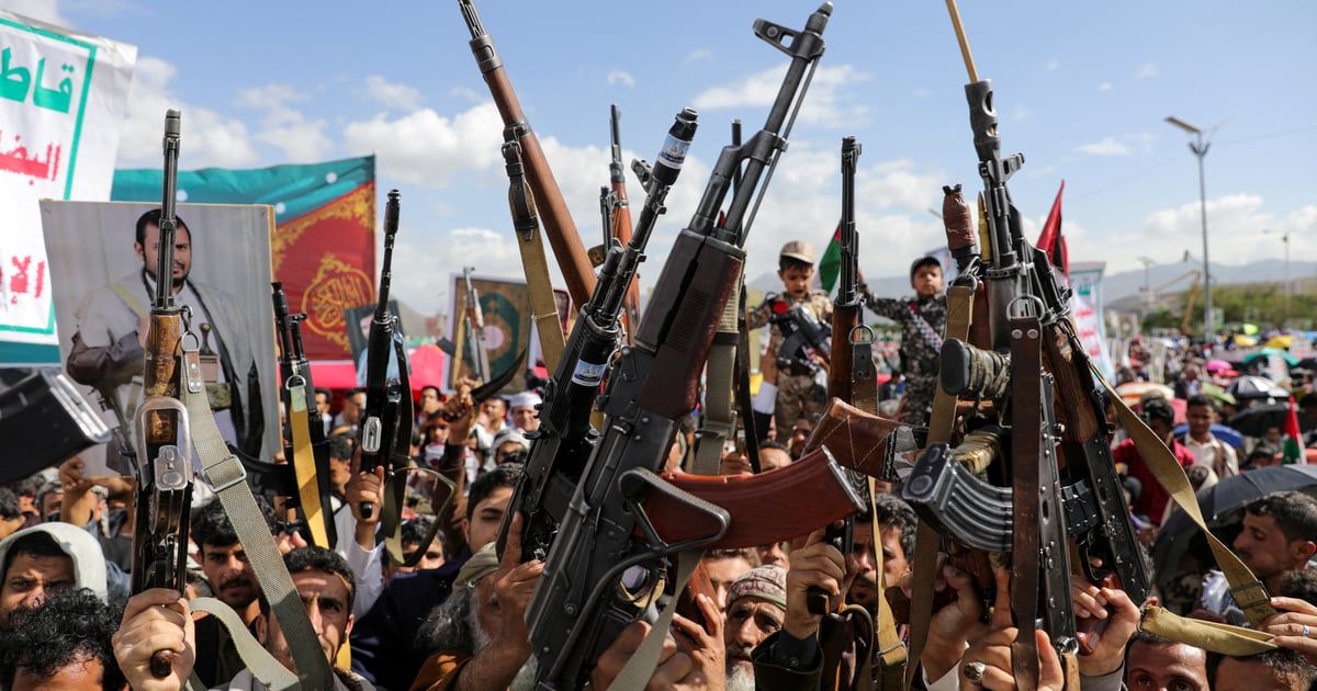 اليمن.. ضابط حوثي يقتل صاحب حافلة بسبب الأجرة