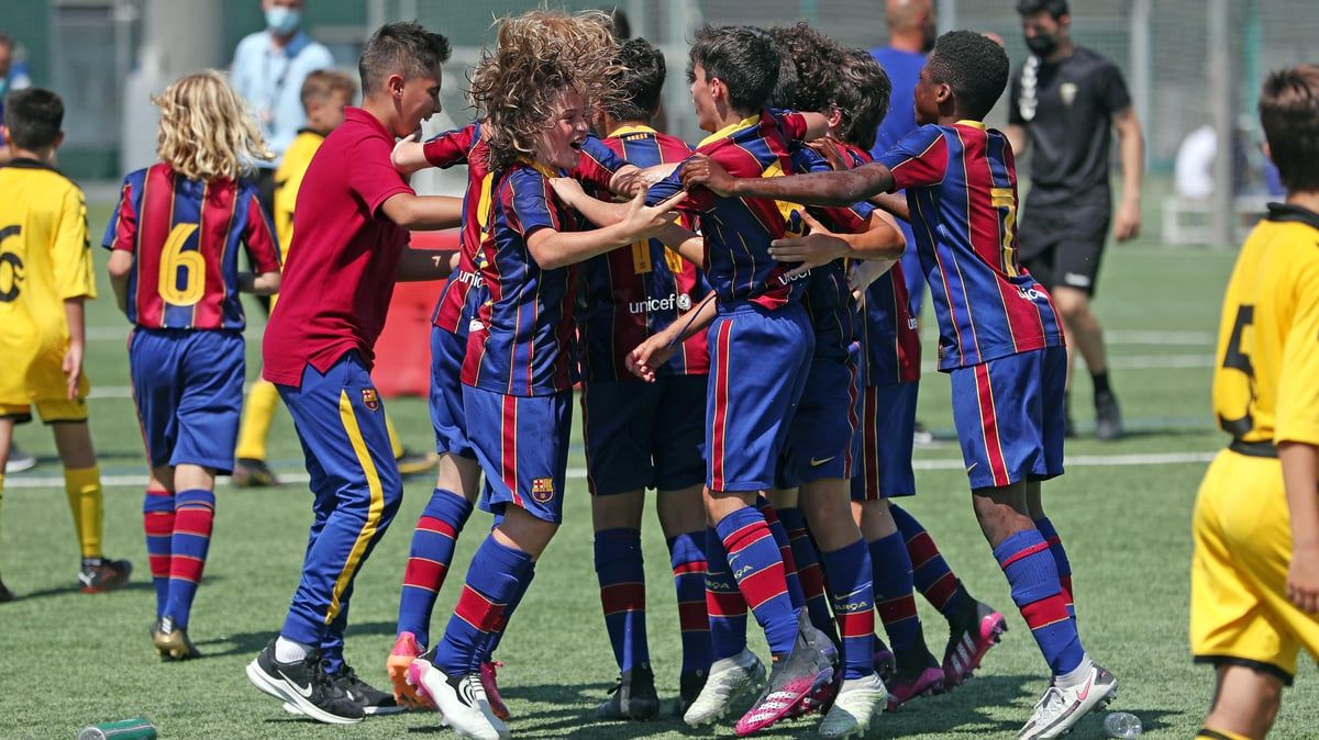 المستقبل واعد.. فيديو مذهل لبراعم برشلونة يكتسح الإنترنت (فيديو)