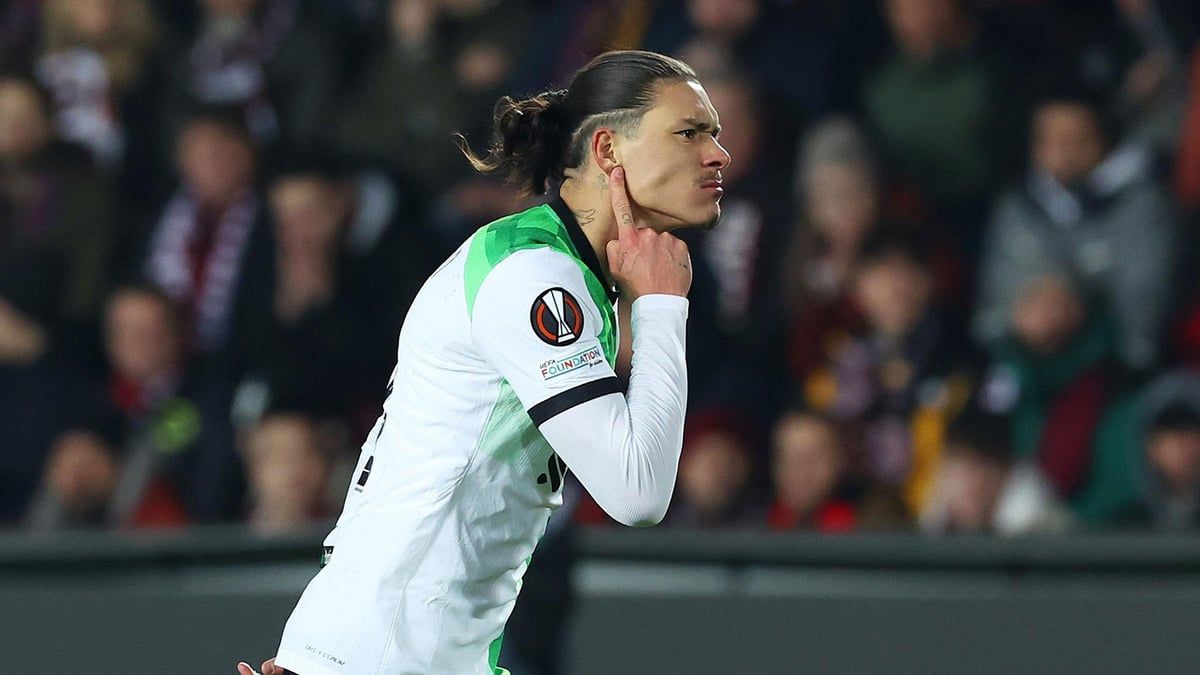 نونيز يكشف السر وراء حذف صوره بقميص ليفربول