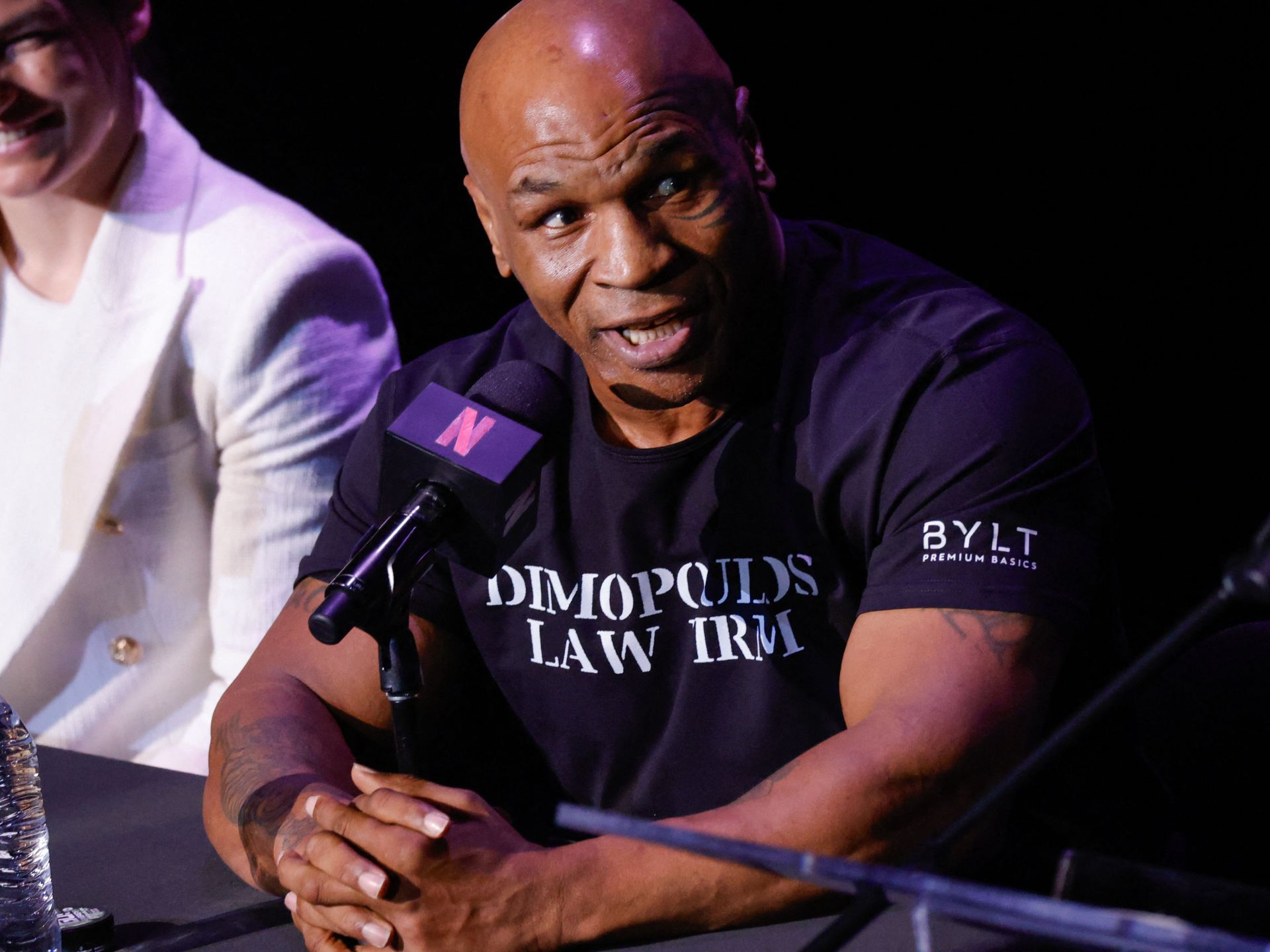 أجلسه على كرسي متحرك.. “معجزة” تايسون في تغلبه على مرض “عرق النساء” - موقع الخليج الان