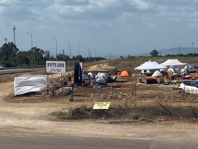 احتجاجا على الحكومة.. مستوطنون يقيمون "مخيم لاجئين" شمالي إسرائيل (صور وفيديو)