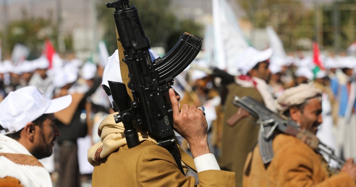 الحوثيون يطلقون صاروخين باليستيين صوب البحر الأحمر