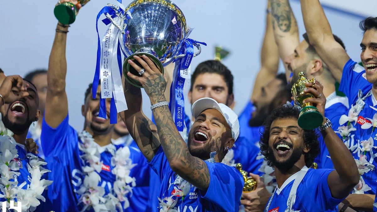 لقطة مثيرة بين رئيس الهلال ونيمار خلال احتفالات التتويج (فيديو)