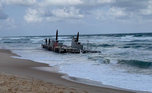 الأمواج تجرف جزءا من الرصيف الأمريكي العائم قبالة غزة (صور وفيديو)