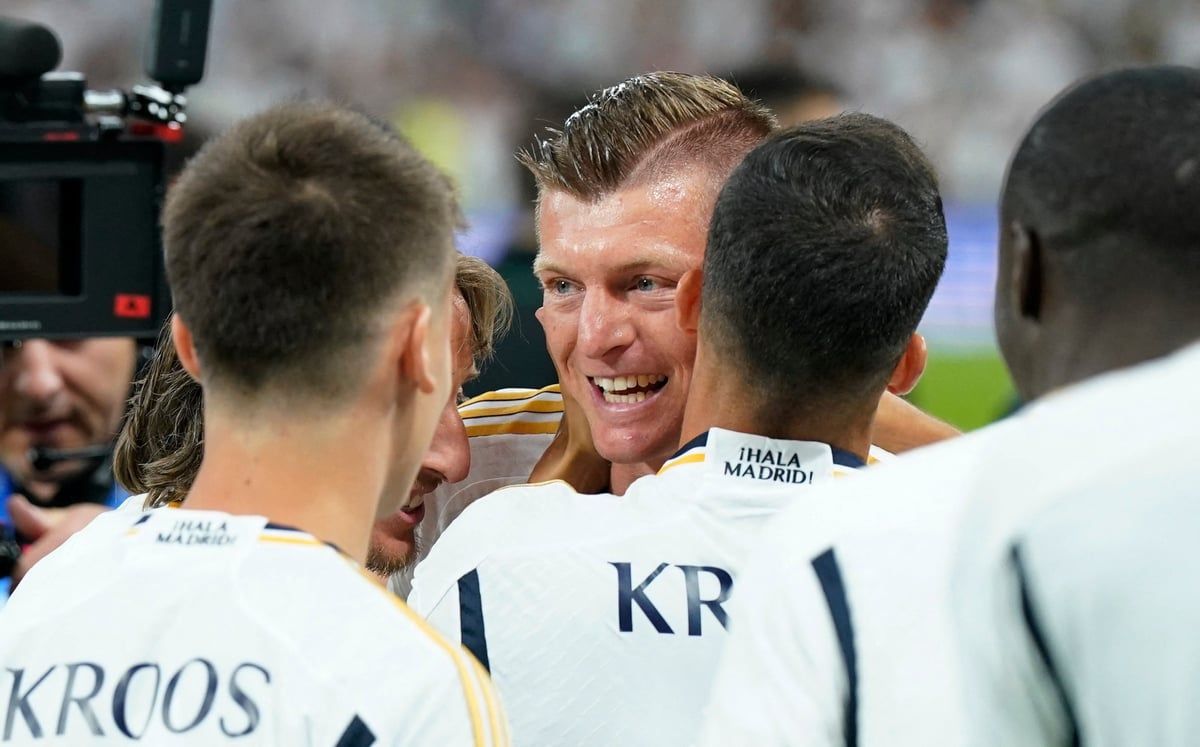 ممر شرفي لتوني كروس وبكاء عائلته (فيديو)