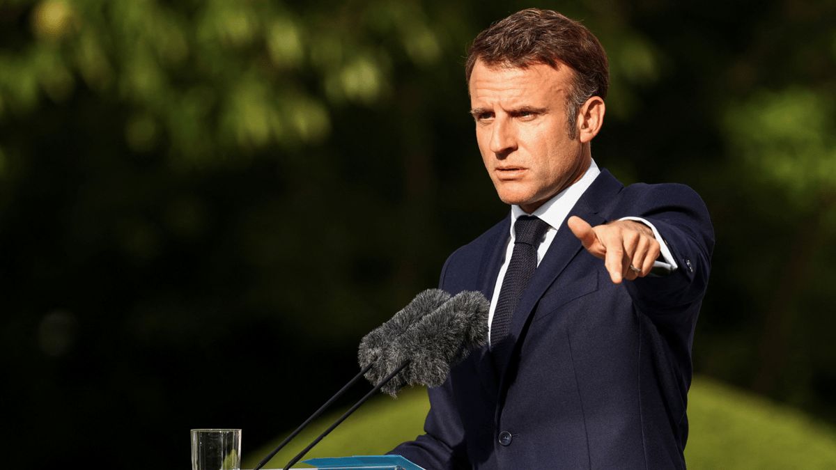 ماكرون يدعو للدفاع عن الديمقراطية في مستهل زيارة دولة إلى ألمانيا