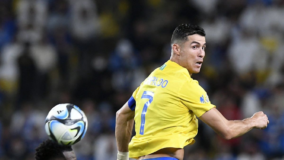 أسطورة النصر يهدد الهلال بانفجار رونالدو (فيديو)