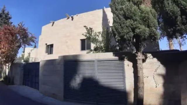 قناة عبرية تشكك برواية ملياردير لاذ إليه نتنياهو عشية الهجوم الإيراني