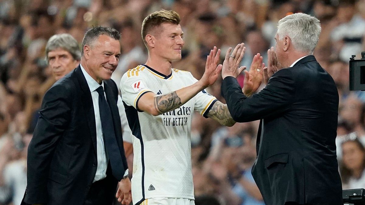 بكاء نجل أنشيلوتي في لحظة وداع توني كروس (صورة)