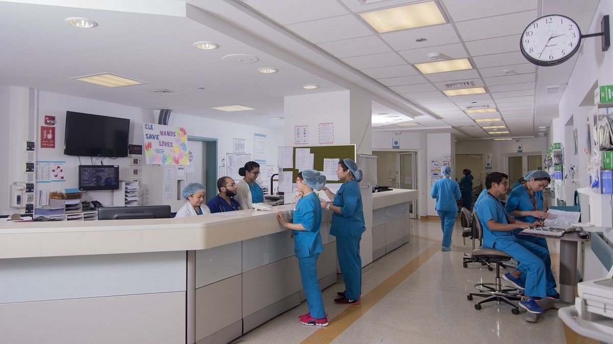 السعودية تغلق منشأة تجارية بعد رصد اشتباه بتسمم غذائي