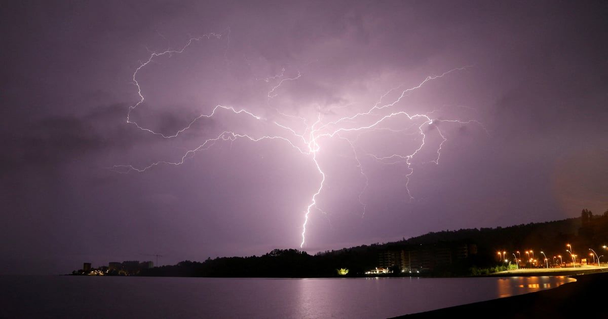 الرعد يقاطع مراسل قناة سعودية خلال بث مباشر (فيديو)