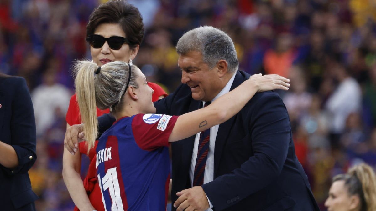 لابورتا يرقص مع لاعبات برشلونة (فيديو)